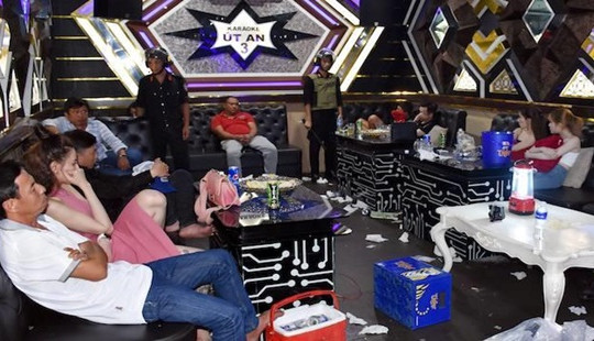Hàng chục nam, nữ thanh niên tụ tập trong quán karaoke để dùng ma túy