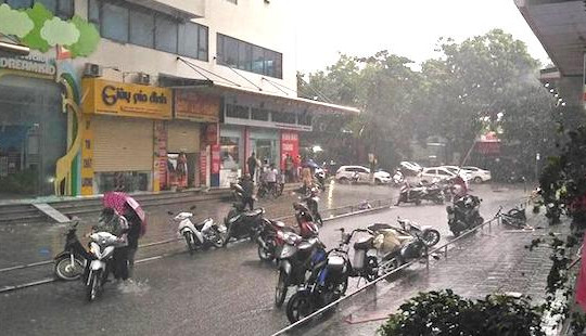 Hà Nội: Mưa dông bất thường quật ngã người, cuốn bay đồ đạc