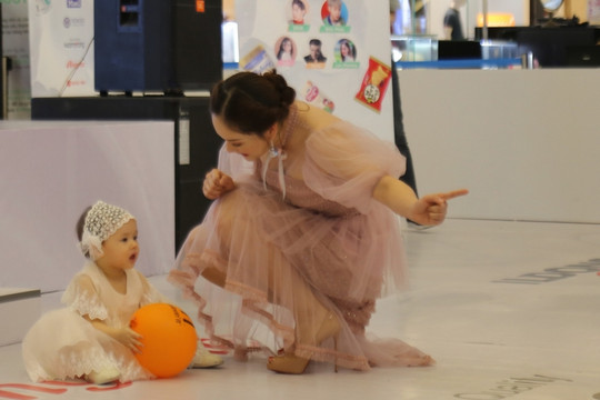 Mẹ con diễn viên Lan Phương khiến fan vây kín tại Lễ hội "I like it, Korea Milk"