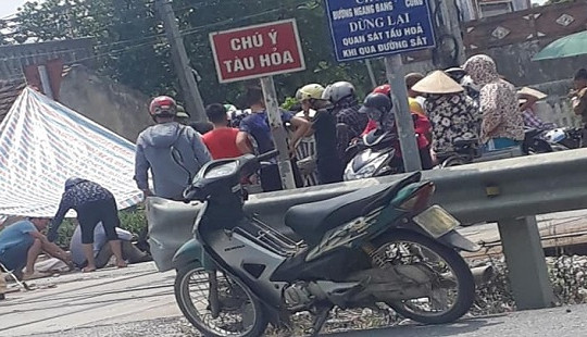 Qua đường bất cẩn, người phụ nữ bị tàu tông tử vong
