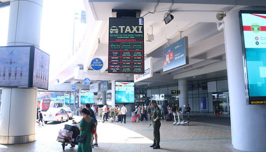 Bị ngăn cản, “cò” taxi lăng mạ, nhổ nước bọt vào mặt an ninh hàng không