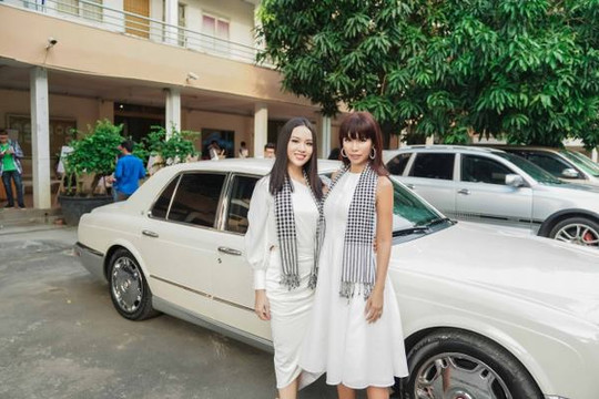 Người đẹp Thủy Tiên đọ sắc bên siêu mẫu Hà Anh