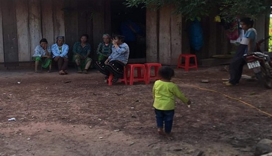 Bé gái 3 tuổi trượt chân rơi xuống mương nước tử vong