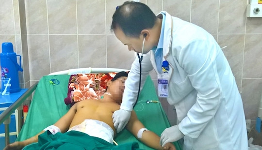 Cứu người đàn ông bị lưỡi cưa sắt găm 20cm ngang bụng