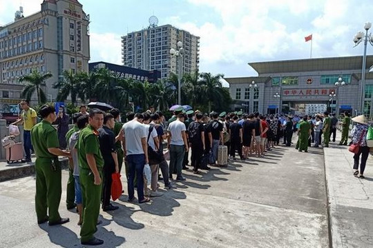 Bắt giữ 28 đối tượng người Trung Quốc điều hành sàn chứng khoán giả