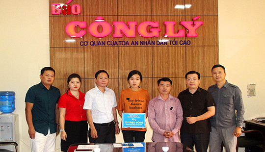 Báo Công lý trao quà cho nữ sinh có hoàn cảnh đặc biệt khó khăn ở Hà Tĩnh