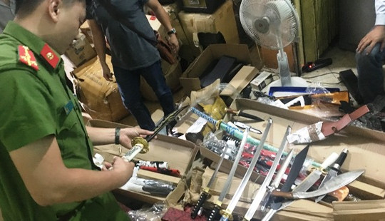 Phát hiện xe chuyển phát nhanh vận chuyển vũ khí
