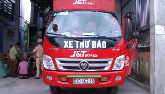 Bắt giữ 2 xe chuyển phát nhanh chở hàng lậu