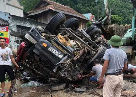 Lật xe chở máy xay đá, 2 bố con thương vong