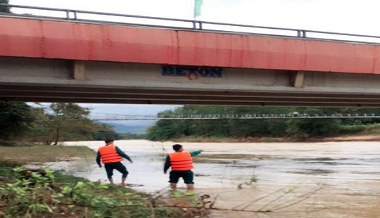 Thi bơi qua sông, nam thanh niên bị nước cuốn trôi