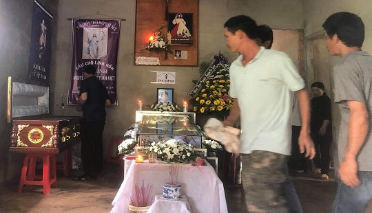Trượt chân rơi xuống hồ sâu, hai cậu cháu đuối nước thương tâm