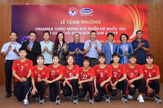 Vinamilk trao thưởng chúc mừng đội tuyển bóng đá nữ Quốc gia vô địch Đông Nam Á 2019