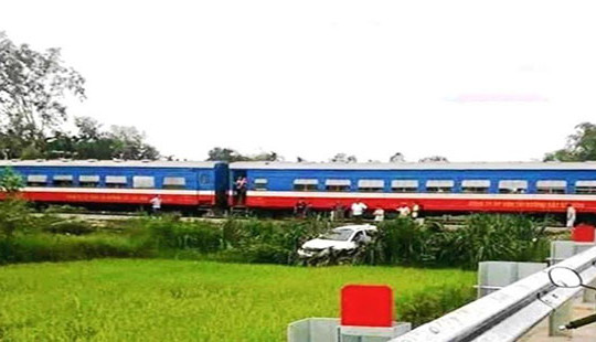 Cố băng qua đường sắt, xe ô tô bị tàu hỏa tông văng xuống vực