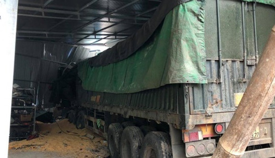 Xe đầu kéo đổ đèo đâm vào nhà dân khiến 2 người tử vong