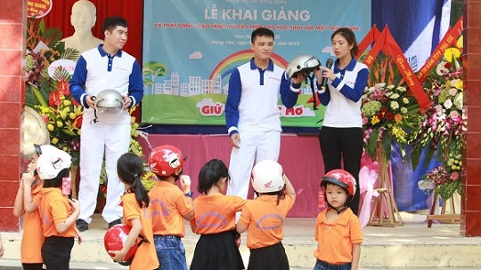 245 mũ bảo hiểm được tặng cho học sinh Hưng Yên trong ngày khai giảng năm học mới