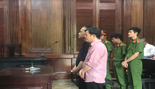 Lưu hành 100 ngàn USD giả, hai đối tượng lãnh 23 năm tù
