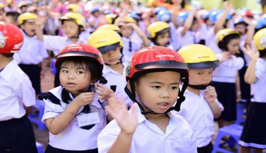 Trao tặng mũ bảo hiểm với thông điệp “Giữ trọn ước mơ” trong ngày khai giảng
