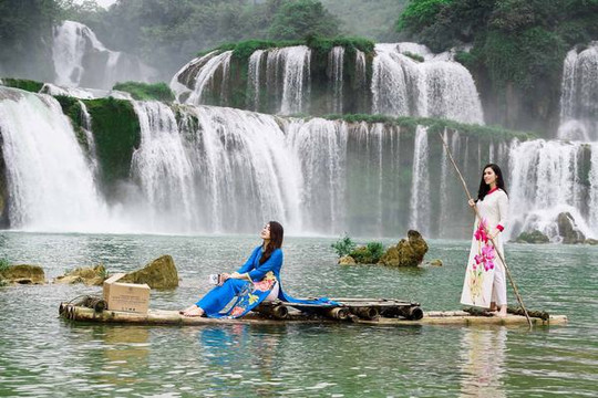Lệ Hằng, Hoàng My, Trương Thị May khoe sắc bên Thác Bản Giốc
