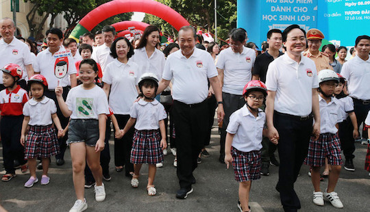 Phó Thủ tướng Trương Hòa Bình cùng hàng nghìn người đi bộ vận động đội mũ bảo hiểm cho trẻ nhỏ