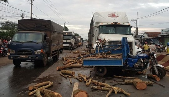 Xe ba gác mất lái bị ô tô đầu kéo tông trực diện, tài xế tử vong