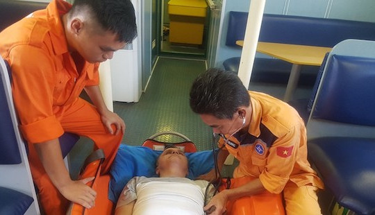 Cấp cứu kịp thời thuyền viên tàu nước ngoài bị tai biến trên vùng biển Hoàng Sa