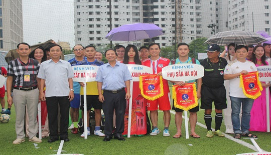 Sôi nổi giải bóng đá mini toàn ngành y tế Hà Nội