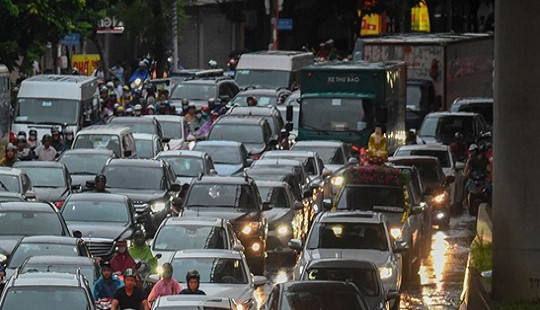 Hà Nội mưa lớn, nhiều tuyến đường ngập úng và ùn tắc
