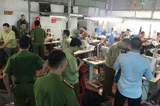 Triệt phá nơi sản xuất hàng nhái thương hiệu nổi tiếng