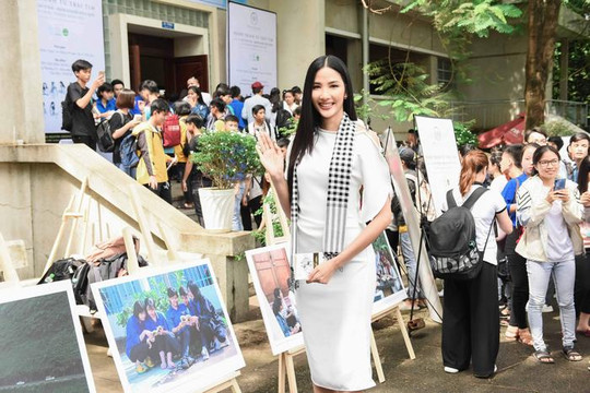 Á hậu Hoàng Thùy: “Biết ơn những ngày tháng bán hàng rong, sim điện thoại”