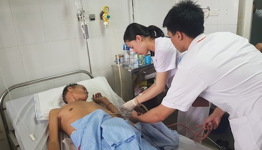 Bệnh nhân người Lào bị tràn dịch mủ màng phổi được bác sĩ Việt cứu sống