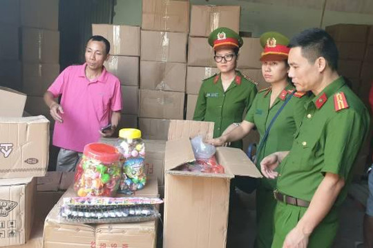 Phát hiện 50 tấn bánh kẹo, đồ chơi nhập lậu vào Hà Nội