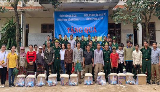 Chi đoàn Báo Công lý phối hợp với Bộ đội Biên phòng Quảng Trị tặng quà người dân vùng lũ