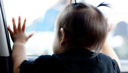 Cháu bé 3 tuổi nghi bị bỏ quên trên xe đưa đón từ sáng đến chiều