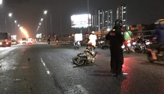 Truy tìm xe tông chết nam sinh viên trên cầu rồi bỏ chạy
