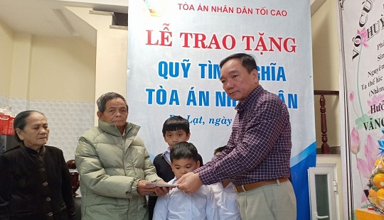 Quỹ tình nghĩa TAND trao quà cho gia đình cán bộ, công chức có hoàn cảnh khó khăn