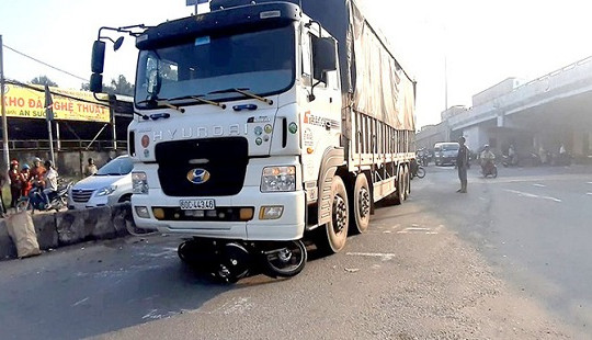 Xe máy bị cuốn vào gầm ô tô tải, hai người thương vong