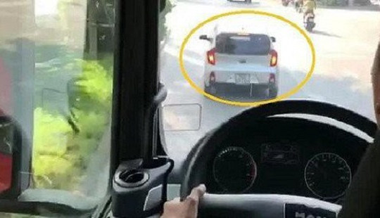 Tài xế không nhường đường xe chữa cháy bị phạt 2,5 triệu, tước GPLX 2 tháng