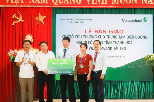 Vietcombank tặng xe ô tô cứu thương cho Trung tâm Điều dưỡng người có công tỉnh Thanh Hóa