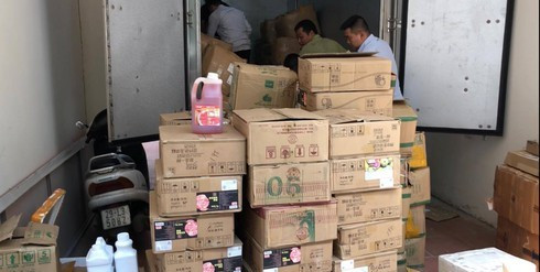 Công an Hà Nội chặn bắt 126 thùng nguyên liệu trà sữa không rõ nguồn gốc