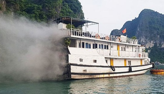 Tàu du lịch bất ngờ phát hỏa trên Vịnh Hạ Long