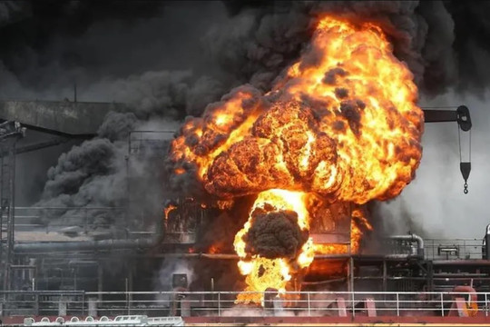 Hàn Quốc: Tàu chở dầu phát nổ gây hỏa hoạn kinh hoàng, 12 người bị thương