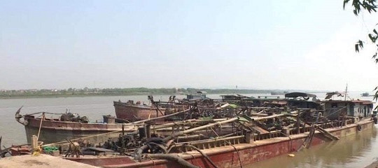 Bắt giữ 6 tàu khai thác, mua bán cát trái phép