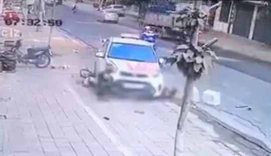 Clip: Taxi 'điên' tông vào 2 phụ nữ nhặt ve chai đi bên đường