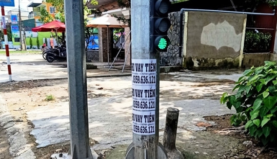 Xử phạt thanh niên dán quảng cáo tại trụ đèn giao thông
