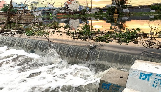 Triều cường gây vỡ kè đê bao, hàng trăm hộ dân TP HCM bị ảnh hưởng