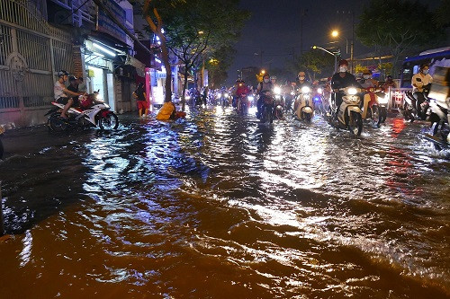 Triều cường lên đỉnh điểm, người dân Sài Gòn “bì bỏm” lội nước