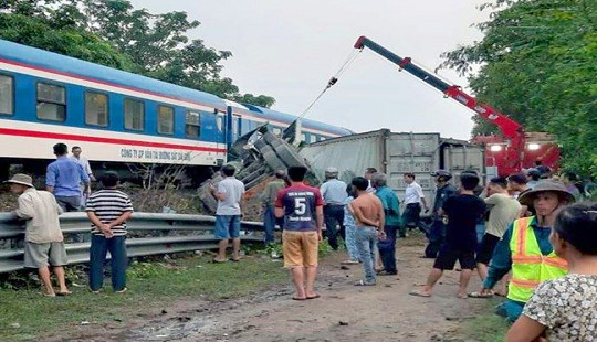 Qua đường không quan sát, xe container bị tàu hỏa tông gãy đôi
