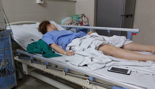 Cô gái trẻ lên cơn co giật, ngất liên tục sau khi nâng ngực