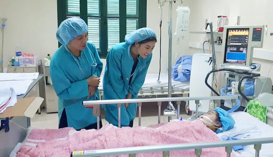 Hoa hậu Đỗ Mỹ Linh trao 300 triệu giúp bệnh nhi ghép tim tìm lại sự sống