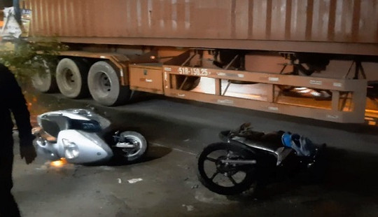 Ngã ra đường sau va chạm với xe máy, 2 cháu bé bị xe container cán thương vong